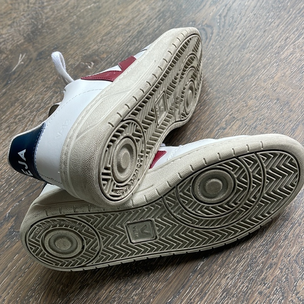 Veja V-12 Leather Sneaker - Picture 5 of 7
